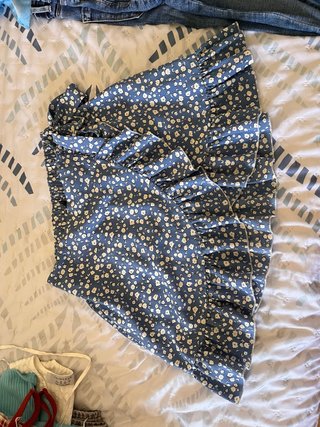 Falda floral azul con volantes