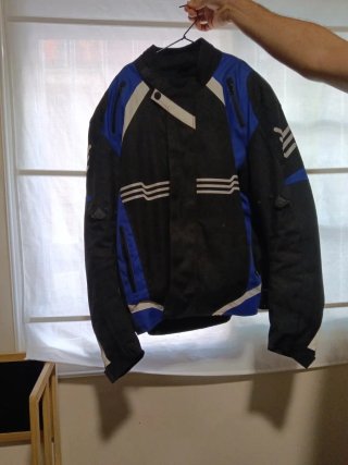 Chaqueta de moto negra y azul