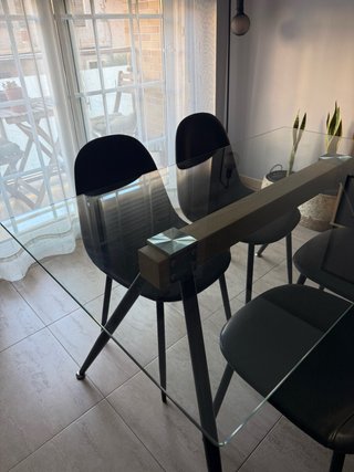 Mesa de Comedor con 4 Sillas. Mesa 1,40x80
