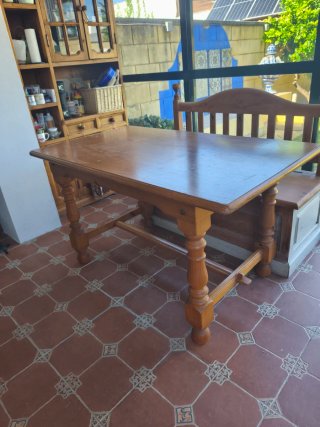 Mesa de comedor de madera
