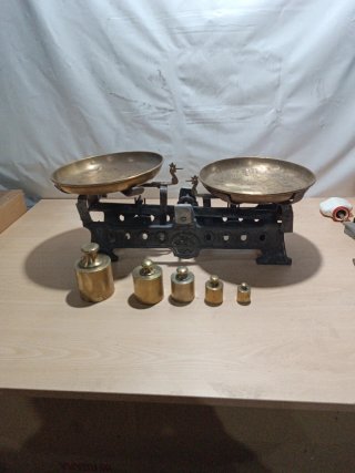 Báscula antigua de latón con pesas