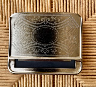 Caja de metal plateada con diseño