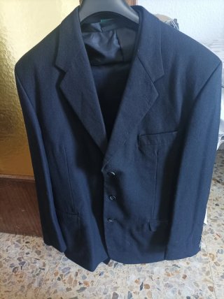 Traje de novio negro.