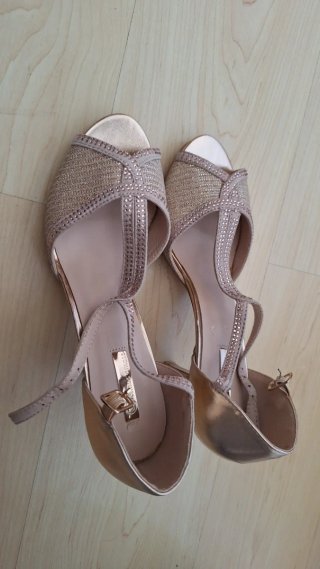 Tacones dorados con pedrería