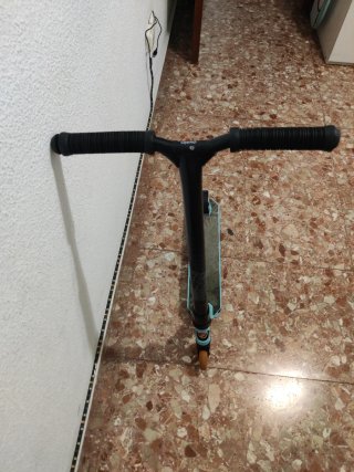 Patinete profesional azul y negro