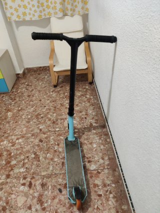 Patinete profesional azul y negro