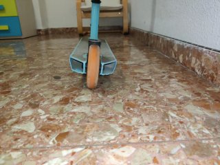 Patinete profesional azul y negro