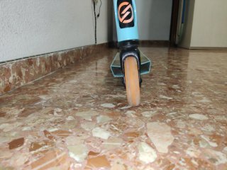 Patinete profesional azul y negro