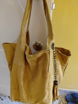 Bolso de piel marrón caramelo