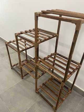 Estantería de madera y plástico