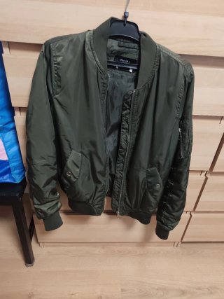 Chaqueta bomber verde Bershka talla S