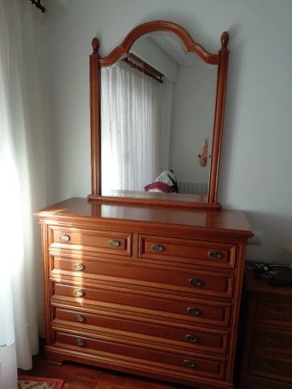 Vendo dormitorio completo de madera natural .