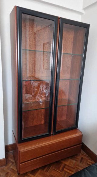 Vitrina madera con cajonera