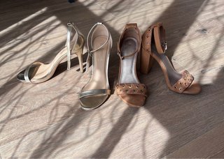 Sandalias de tacón doradas y marrones