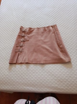 Falda ante rosa con hebillas