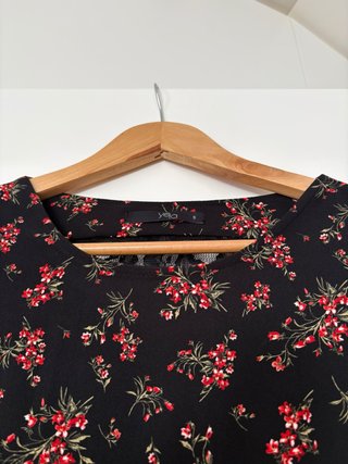 Vestido negro con flores y detalle en espalda