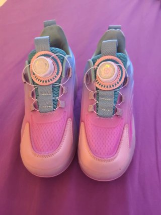 Patines infantiles con sistema de ajuste y ruedas.