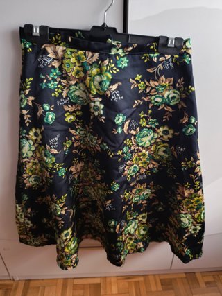 Falda oscura con estampado floral