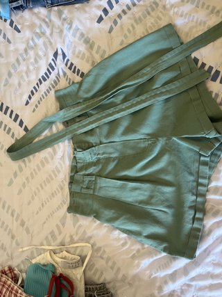 Pantalones cortos verdes con cinturón