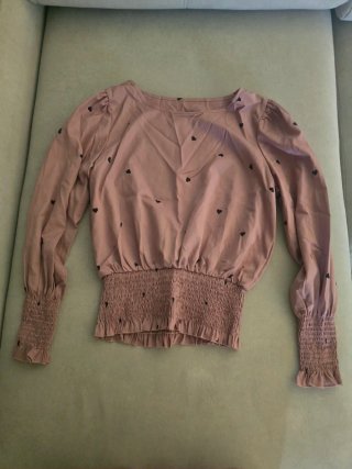 Blusa rosa con corazones negros