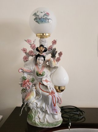 Dama japonesa de porcelana con dos lámparas