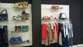 Muebles de pared tipo lamas para tienda