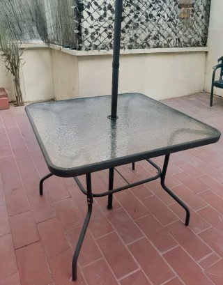 Mesa de cristal para exterior con sombrilla