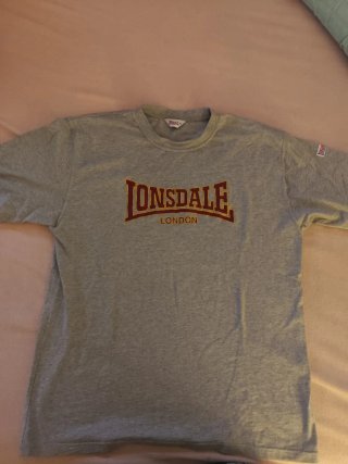 Camiseta Lonsdale Gris Talla XL puesta dos veces