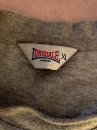 Camiseta Lonsdale Gris Talla XL puesta dos veces