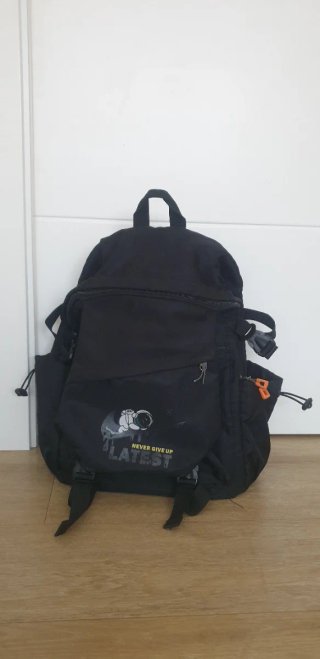 Mochila Negra con Estampado
