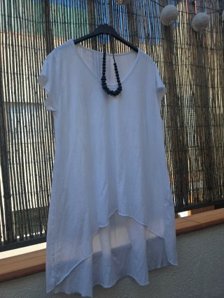 Camiseta blanca xxl con collar azul marino