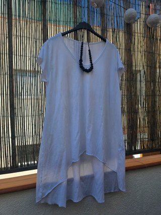 Camiseta blanca xxl con collar azul marino
