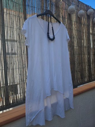 Camiseta blanca xxl con collar azul marino
