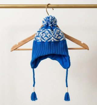 Gorro de lana con pompones
