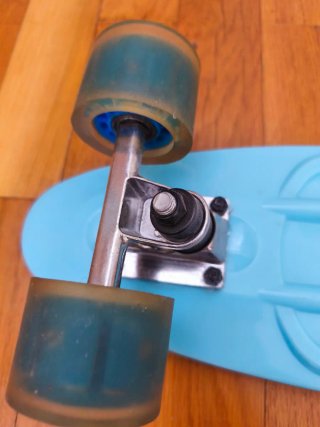 Monopatín azul de plástico