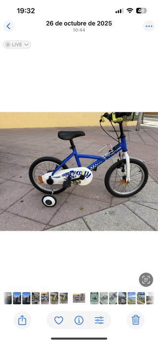 Bicicleta infantil azul con ruedines