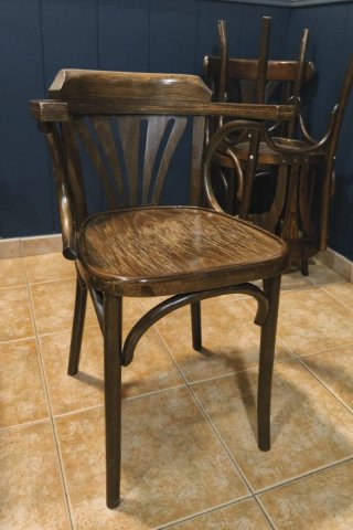 Sillas Thonet y mesas a juego