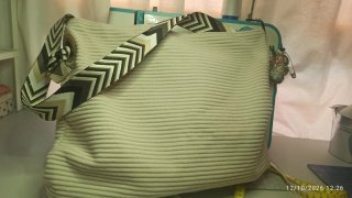 Bolso de pana beige con correa multicolor