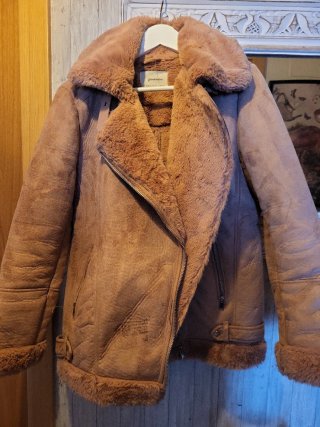 Abrigo Stradivarius rosa palo forrado