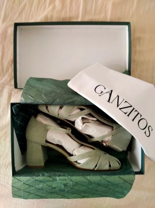 Zapato de piel abierto de tacón Ganzitos