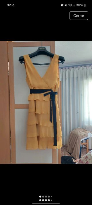 Vestido de fiesta amarillo con volantes
