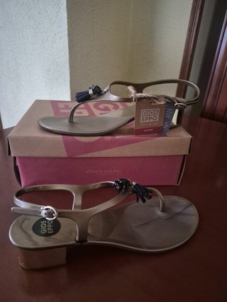 Sandalias Gioseppo Doradas con Borlas Talla 40