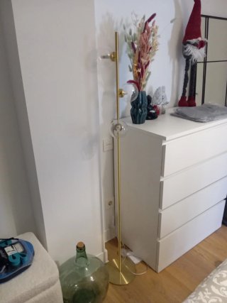 Lámpara de pie dorada con esferas de cristal