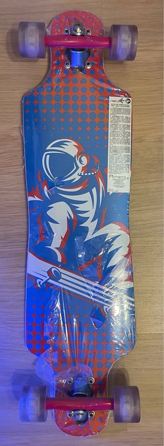 Longboard con diseño de astronauta