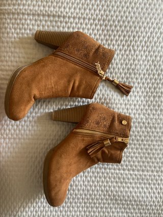Botines ocre tacón