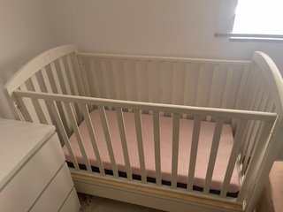 Cuna de bebé blanca con colchón