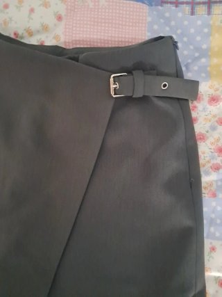 Falda pantalón negra con hebilla