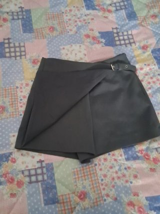Falda pantalón negra con hebilla
