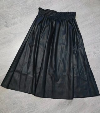 Falda polipiel negra midi