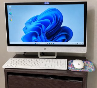 Ordenador HP de sobremesa con pantalla, teclado